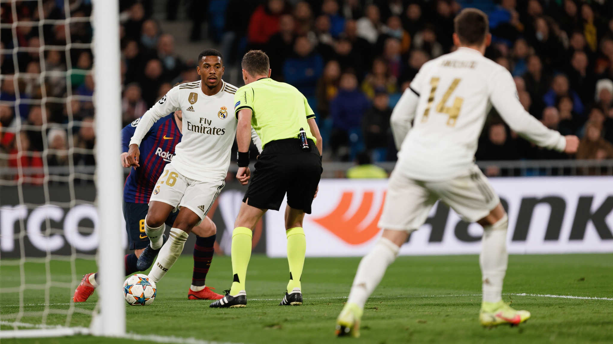 贝林厄姆与居莱尔建功,十人皇马两球领跑 当球队少打一人的情况下,大多数俱乐部会选择退守防线